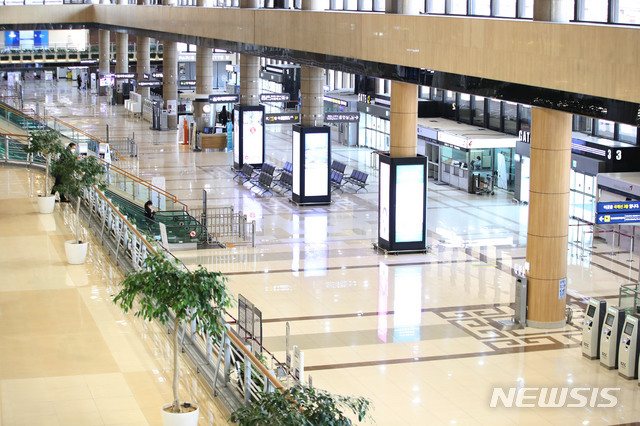 [서울=뉴시스] 박미소 기자 = 신종 코로나바이러스 감염증(코로나19)의 여파로 16일 오전 서울 강서구 김포국제공항 국제선 청사가 한산한 모습을 보이고 있다. 2020.03.16.&nbsp; misocamera@newsis.com