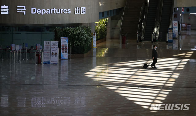 [서울=뉴시스] 박미소 기자 = 신종 코로나바이러스 감염증(코로나19)의 여파로 16일 오전 서울 강서구 김포국제공항 국제선 청사가 한산한 모습을 보이고 있다. 2020.03.16.&nbsp; misocamera@newsis.com