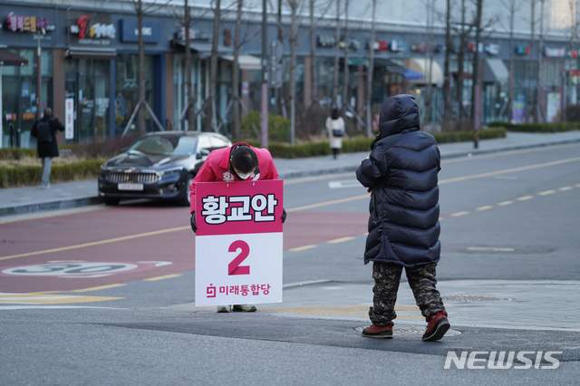 [서울=뉴시스]김명원 기자 = 황교안 미래통합당 대표가 16일 서울 종로구 교남동에서 출근인사를 하고 있다. (사진=황교안 캠프 제공)  2020.03.16. photo@newsis.com