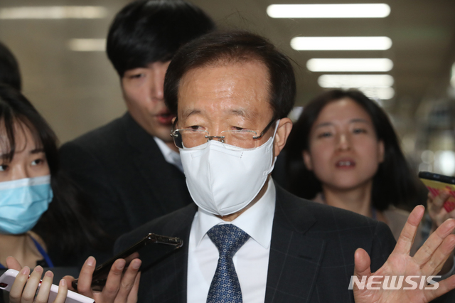 [서울=뉴시스]김명원 기자 = 이석연 미래통합당 공천관리위원회 위원장 직무대행이 16일 서울 여의도 국회 미래통합당 회의실에서 열린 공천관리위원회 회의에 참석하고 있다. 2020.03.16.&nbsp; kmx1105@newsis.com