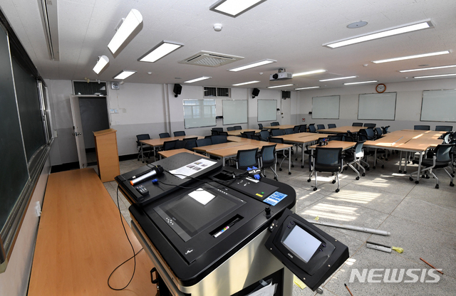 [광주=뉴시스] 신대희 기자 = 전남대학교가 신종 코로나바이러스 감염증(코로나19) 확산 방지를 위해 온라인 개강일인 16일부터 2주 동안 재택 수업을 진행키로 했다. 이날 광주 북구 용봉동 전남대 광주캠퍼스 자연과학대 한 강의실이 텅 비어 있다. 2020.03.16.&nbsp; sdhdream@newsis.com
