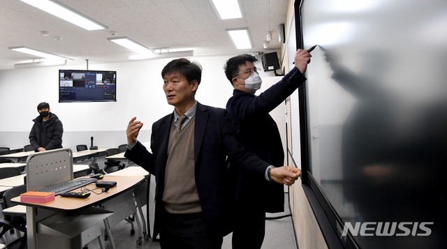 [광주=뉴시스] 신대희 기자 = 전남대학교가 신종 코로나바이러스 감염증(코로나19) 확산 방지를 위해 개강일인 16일부터 2주 동안 재택 수업을 진행키로 했다. 이날 광주 북구 전남대 용봉캠퍼스 자연대3호관 203호 강의실에서 온라인 원격 수업 녹화 시연회가 열리고 있다. 2020.03.16.&nbsp; sdhdream@newsis.com