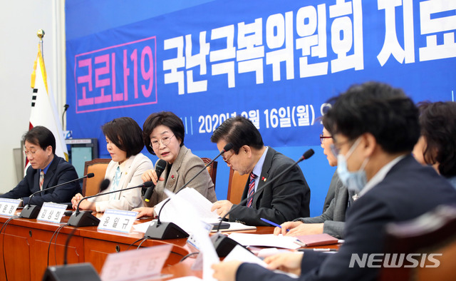 [서울=뉴시스] 김진아 기자 = 김상희 더불어민주당 코로나19국난극복위원회 질병본부 본부장이 16일 서울 여의도 국회에서 열린 더불어민주당 코로나19 치료제TF 전문가 간담회에서 발언을 하고 있다. 2020.03.16.&nbsp; bluesoda@newsis.com