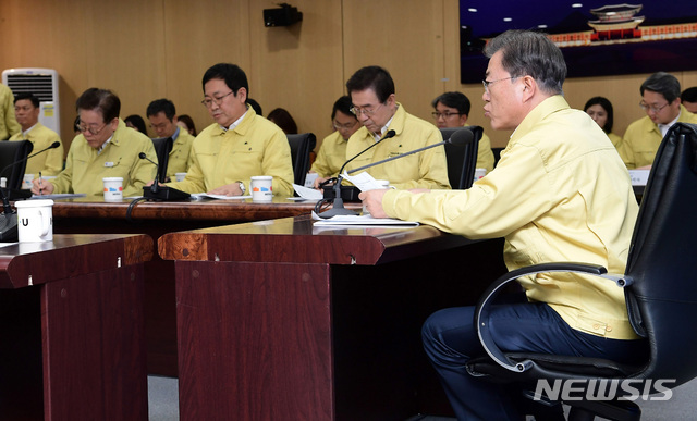 [서울=뉴시스]배훈식 기자 = 문재인 대통령이 16일 서울시청 재난안전대책본부에서 열린 신종 코로나바이러스 감염증(코로나19) 수도권 방역대책회의에 참석해 발언하고 있다. 2020.03.16. dahora83@newsis.com