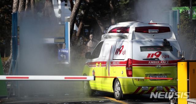 [서울=뉴시스]김선웅 기자 = 지난 3월 서울 노원구 태릉선수촌 입구에서 구급차가 생활치료센터로 향하고 있다. 태릉선수촌 내 올림픽의 집은 신종 코로나 바이러스 감염증(코로나19) 경증 확진자를 위한 생활치료센터로 사용된다. 2020.03.16. mangusta@newsis.com