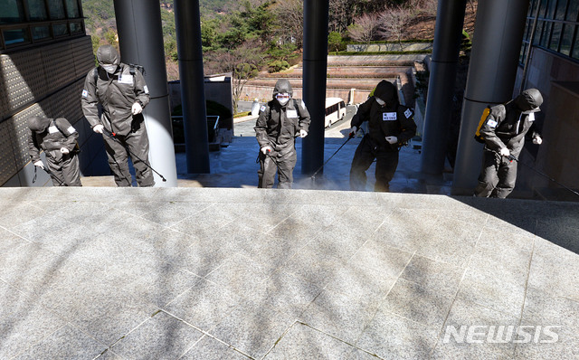 [칠곡=뉴시스] 이무열 기자 = 16일 오후 경북 칠곡군 동명면 대구은행연수원에서 육군 제2작전사령부 소속 19화생방대대 장병들이 신종 코로나바이러스 감염증(코로나19) 확산 방지를 위한 방역작전을 펼치고 있다. 대구은행연수원은 현재 코로나19 생활치료센터로 활용되고 있다. 2020.03.16.lmy@newsis.com