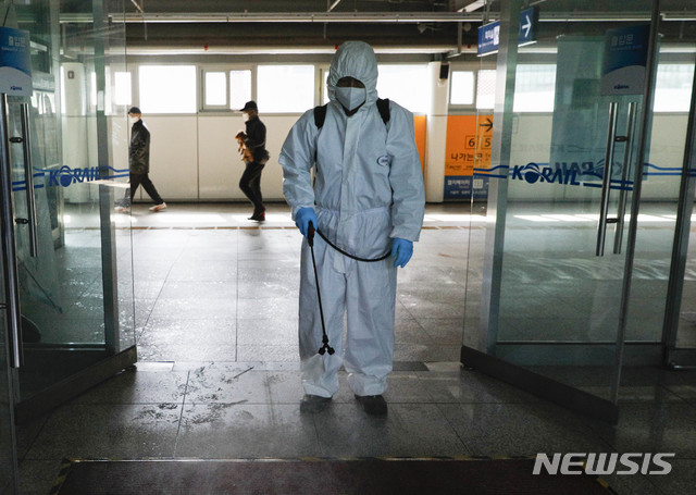 [서울=뉴시스] 박민석 기자 = 한국철도공사 방역 관계자가 16일 오후 신종 코로나바이러스 감염증(코로나19) 집단 확진이 발생한 콜센터 인근의 서울 구로구 신도림역에서 코로나19 확산 방지를 위해 방역 작업을 하고 있다. 2020.03.16.&nbsp; mspark@newsis.com 