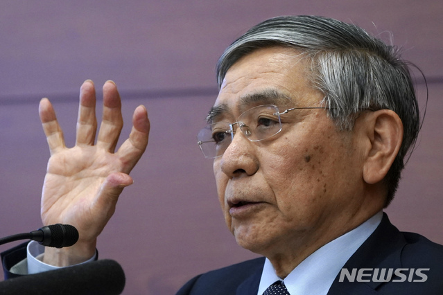 [도쿄=AP/뉴시스]지난 3월 16일 구로다 하루히코 일본은행 총재가 도쿄에서 기자회견을 가지고 발언하고 있다. 2020.09.17.