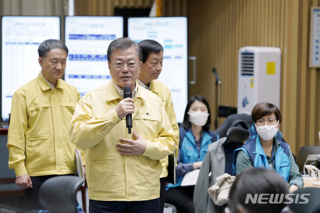 [서울=뉴시스]배훈식 기자 = 문재인 대통령이 16일 오후 서울시청 내 서울시재난안전대책본부 상황실을 방문해 신종 코로나바이러스 감염증(코로나19) 대응에 분투 중인 직원들을 격려하고 있다. 2020.3.16.dahora83@newsis.com