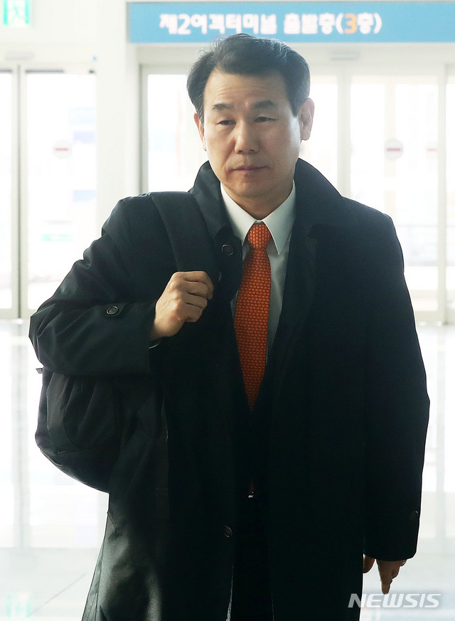 [인천공항=뉴시스]홍효식 기자 = 정은보 한미방위비협상대사가 제11차 방위비분담금특별협정(SMA) 체결을 위한 7차 회의 참석 차 16일 인천국제공항 제2여객터미널을 통해 미국 로스앤젤레스(LA)로 출국하고 있다. 2020.03.16.&nbsp; yesphoto@newsis.com