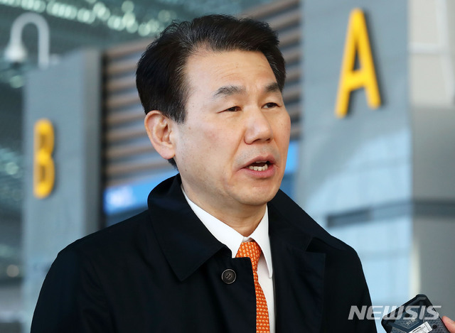 [인천공항=뉴시스]홍효식 기자 = 정은보 한미방위비협상대사가 제11차 방위비분담금특별협정(SMA) 체결을 위한 7차 회의 참석 차 16일 인천국제공항 제2여객터미널을 통해 미국 로스앤젤레스(LA)로 출국하기 전 취재진 질문을 받고 있다. 2020.03.16.&nbsp; yesphoto@newsis.com