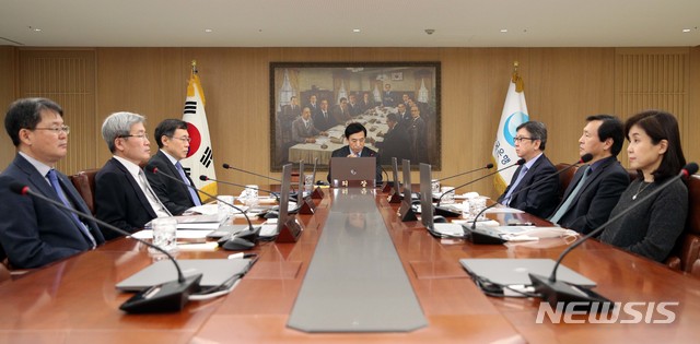 [서울=뉴시스]이주열 한국은행 총재가 16일 서울 중구 한국은행에서 열린 임시 금융통화위원회에 참석해 있다. (사진=한국은행 제공) 2020.03.16.photo@newsis.com