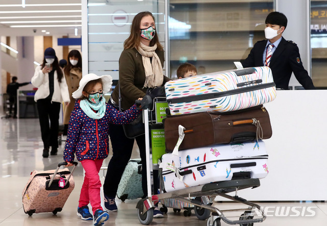 [인천공항=뉴시스]홍효식 기자 = 정부가 신종 코로나바이러스 감염증(코로나19) 유입을 막기 위해 유럽 전역에 대해 특별입국절차를 적용한 16일 인천국제공항 제2여객터미널에서 파리발 여객기를 타고 도착한 외국인 승객들이 입국장을 나서고 있다. 2020.03.16.   yesphoto@newsis.com