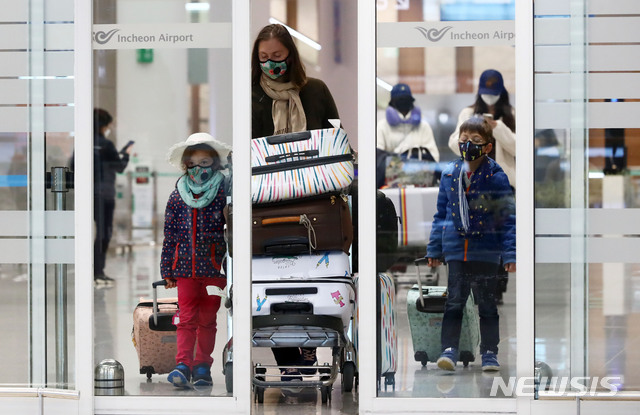 [인천공항=뉴시스]홍효식 기자 = 정부가 신종 코로나바이러스 감염증(코로나19) 유입을 막기 위해 유럽 전역에 대해 특별입국절차를 적용한 16일 인천국제공항 제2여객터미널에서 파리발 여객기를 타고 도착한 외국인 승객들이 입국장을 나서고 있다. 2020.03.16. yesphoto@newsis.com