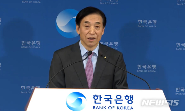 [서울=뉴시스] 최진석 기자 = 이주열 한국은행 총재가 16일 서울 중구 한국은행 대회의실에서 통화정책방향 기자간담회 유튜브를 통해 하고 있다. 이날 금융통화위원회는 기준금리를 연 1.25%에서 0.5%포인트를 인하, 0.75%로 사상 첫 0%대로 진입 했다. 2020.03.16. photo@newsis.com