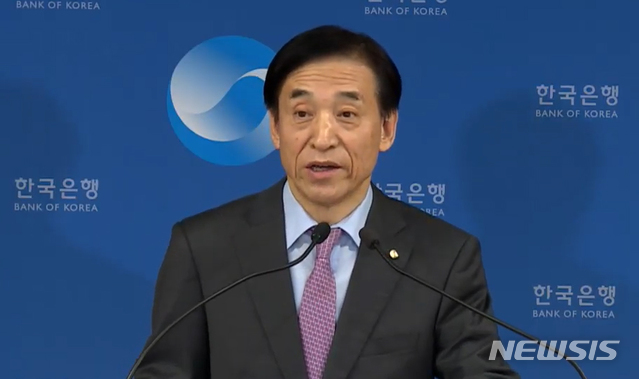 [서울=뉴시스] 최진석 기자 = 이주열 한국은행 총재가 16일 서울 중구 한국은행 대회의실에서 통화정책방향 기자간담회 유튜브를 통해 하고 있다. 이날 금융통화위원회는 기준금리를 연 1.25%에서 0.5%포인트를 인하, 0.75%로 사상 첫 0%대로 진입 했다. 2020.03.16.&nbsp; photo@newsis.com