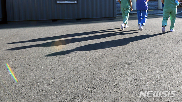 [대구=뉴시스] 이무열 기자 = 16일 오후 신종 코로나바이러스 감염증(코로나19) 지역거점병원인 대구 중구 계명대학교 대구동산병원에서 의료진이 교대 근무를 위해 보호구 착의실로 향하고 있다. 2020.03.16.lmy@newsis.com