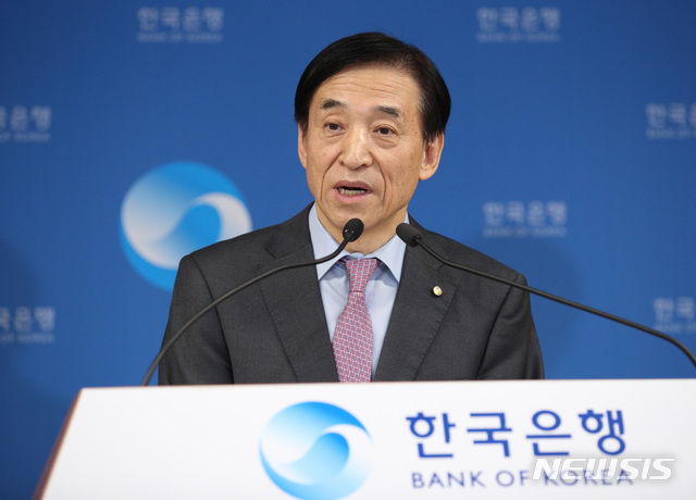 [서울=뉴시스] 최진석 기자 = 이주열 한국은행 총재가 16일 서울 중구 한국은행 대회의실에서 통화정책방향 기자간담회를 하고 있다. 이날 금융통화위원회는 기준금리를 연 1.25%에서 0.5%포인트를 인하, 0.75%로 사상 첫 0%대로 진입 했다. (사진=한국은행 제공) 2020.03.16.&nbsp; photo@newsis.com