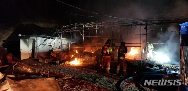 [경산=뉴시스]이은혜 기자 = 지난 16일 오후 경북 경산시 와촌면의 한 불교 사찰 창고에서 불이 나 1시간12분 만에 진화됐다. 2020.03.17. (사진=경산소방서 제공) photo@newsis.com