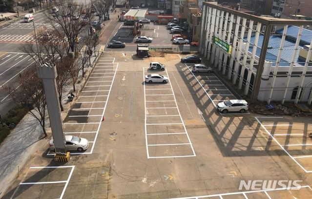 [서울=뉴시스]서울 강동구 성내전통시장에 임시공영주차장. (사진=강동구 제공). 2020.03.17. photo@newsis.com