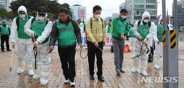 [세종=뉴시스] 새마을운동중앙회 소속 지도자들이 신종 코로나바이러스 감염증(코로나19) 방역 봉사활동을 실시하고 있다. (사진= 뉴시스 DB)
