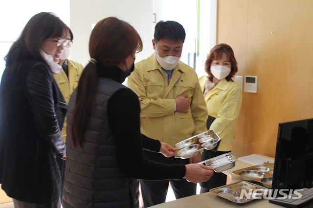  이윤식 용인교육지원청 교육장이 아람유치원의 급식시설을 살펴보고 있다.