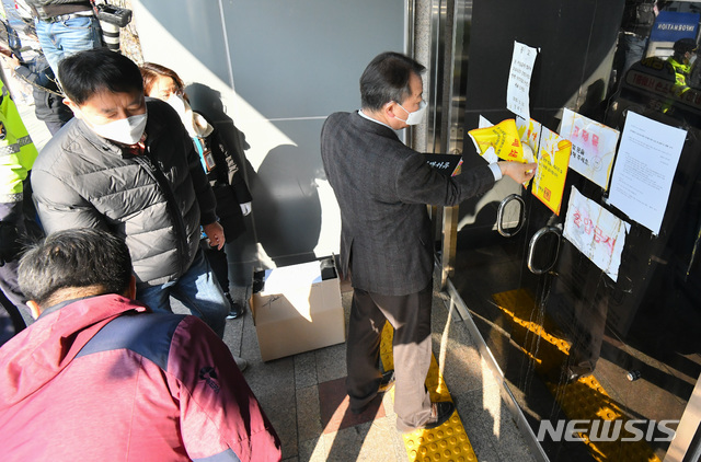 [대구=뉴시스] 박준 기자 = 대구시는 17일 오전 9시10분께 남구 신천지 대구교회에서 공무원 58명과 경찰 39명 등 총 97명을 투입해 신천지 대구교회에 대한 2차 행정조사를 실시하고 교인 누락 여부 및 집단거주지 등의 파악에 나섰다.&nbsp; (사진=대구시 제공) 2020.03.17.photo@newsis.com