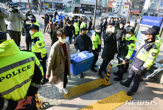 [대구=뉴시스] 박준 기자 = 대구시는 17일 오전 9시10분께 남구 신천지 대구교회에서 공무원 58명과 경찰 39명 등 총 97명을 투입해 신천지 대구교회에 대한 2차 행정조사를 실시하고 교인 누락 여부 및 집단거주지 등의 파악에 나섰다.  (사진=대구시 제공) 2020.03.17.photo@newsis.com