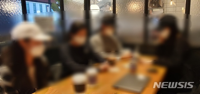 [수원=뉴시스] 박다예 기자 = 중국 동방항공으로부터 3월11일자로 해고 통보를 받은 14기 한국인 승무원. 2020.03.17 pdyes@naver.com