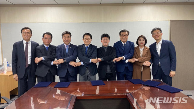[서울=뉴시스]더불어민주당과 기본소득당, 시대전환, 가자환경당, 가자평화인권당, 비례연합 플랫폼 시민을위하여 관계자들이 17일 국회에서 비례연합정당 협약에 서명하고 손을 잡고 있다. 2020.03.17. (사진=더불어민주당 제공)&nbsp; photo@newsis.com 
