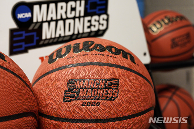 [오마하=AP/뉴시스] '3월의 광란(March Madness)'이라고 적힌 농구공. 2025.4.2