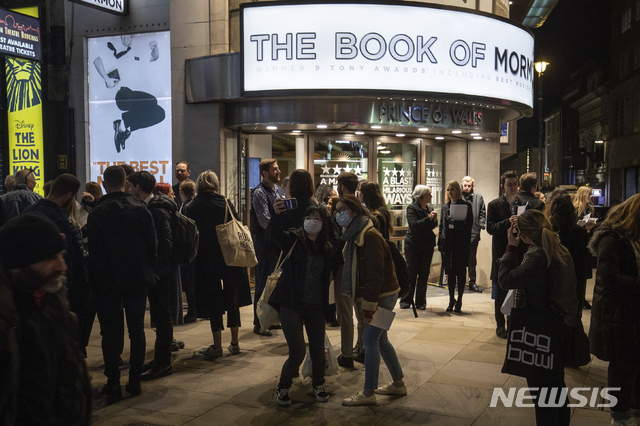  [런던=AP/뉴시스]16일(현지시간) 영국 런던의 프린스 오브 웨일스 극장 직원들이 관객들에게 신종 코로나바이러스 감염증(코로나19)의 위협으로 향후 모든 공연이 취소됐음을 알리고 있다. 앞서 보리스 존슨 총리는 기자회견을 통해 코로나19 대응 수단을 발표했다. 존슨 총리는 "모든 사람이 급하지 않은 접촉을 금지하고 불필요한 이동과 여행을 중단해야 할 때"라고 말하면서 "앞으로 술집과 클럽, 극장을 비롯한 각종 공연장의 출입도 피해야 한다"고 강조했다. 2020.03.17.&nbsp; 