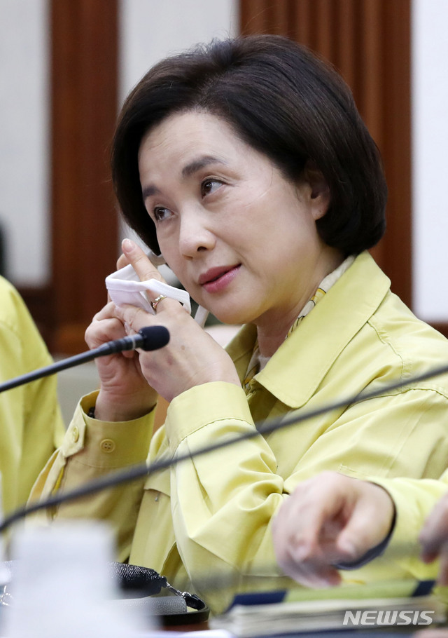 [서울=뉴시스] 고범준 기자 = 유은혜 사회부총리 겸 교육부 장관이 17일 오전 서울 종로구 정부서울청사에서 열린 코로나19 대응 중대본 회의에 앞서 마스크를 벗고 있다. 2020.03.17.&nbsp; bjko@newsis.com