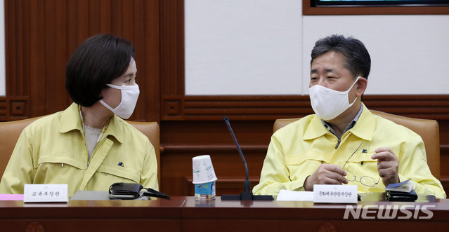 [서울=뉴시스]유은혜 사회부총리 겸 교육부 장관과 박양우 문화체육관광부 장관이 지난해 3월17일 오전 서울 종로구 정부서울청사에서 열린 코로나19 대응 중대본 회의에 앞서 대화하고 있다. (사진=뉴시스DB) 2021.02.03. photo@newsis.com