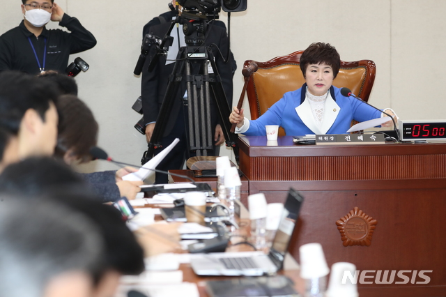 [서울=뉴시스] 고승민 기자 = 전혜숙 행안위원장이 17일 서울 여의도 국회에서 열린 행정안전위원회의 중앙선거관리위원회 후보자(이승택, 정은숙) 인사청문회를 주재하고 있다 2020.03.17.kkssmm99@newsis.com