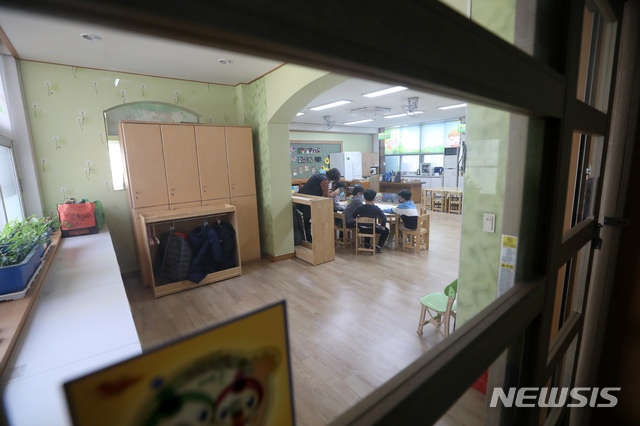 [대구=뉴시스]전신 기자 = 정부가 3차 개학 연기 여부를 공식 발표한다고 밝힌 17일 오전 대구시 동구 한 초등학교 긴급돌봄교실에서 교사가 학생들의 체온을 측정하고 있다. 2020.03.17. photo1006@newsis.com