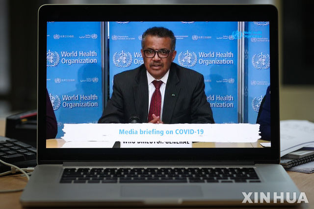  [제네바=신화/뉴시스]테워드로스 아드하놈 거브러여수스 세계보건기구(WHO) 사무총장이 16일(현지시간) 스위스 제네바에서 신종 코로나바이러스 감염증(코로나19) 관련 가상 언론 브리핑 중 발언하고 있다. 2020.03.17. 