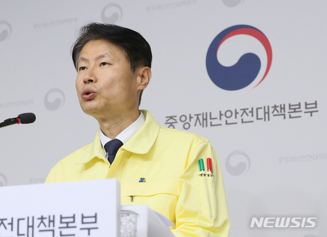 [세종=뉴시스]강종민 기자 = 김강립 중앙재난안전대책본부 제1총괄조정관(보건복지부 차관)이 17일 오전 정부세종청사에서 신종 코로나바이러스 감염증(코로나19) 세계적 대유행에 따른 국내 재유입 방지대책과 집단감염 조치계획 등을 브리핑 하고 있다. 2020.03.17.&nbsp; ppkjm@newsis.com