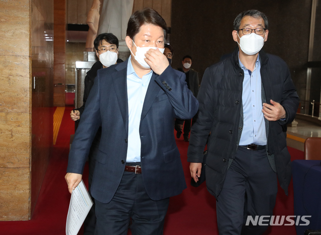 [서울=뉴시스]김명원 기자 = 권영진 대구시장이 17일 오전 서울 여의도 국회에서 심재철 미래통합당 원내대표와 이인영 더불어민주당 원내대표 등 양당 원내대표를 찾아 면담하며 대구시 소상공인을 받드시 직접지원 해야한다고 호소했다. 2020.03.17.&nbsp;&nbsp; kmx1105@newsis.com 