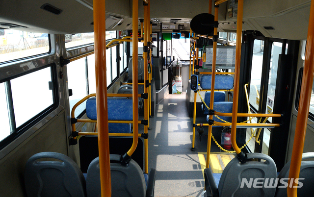 [전주=뉴시스] 김얼 기자 = 신종 코로나바이러스 감염증(코로나19)의 여파로 다중 이용시설 제한과 사회적 거리두기 캠페인이 어이진 17일 전북 전주시 일원을 운행하는 시내버스 내부가 텅 비어 있다. 2020.03.17.pmkeul@newsis.com