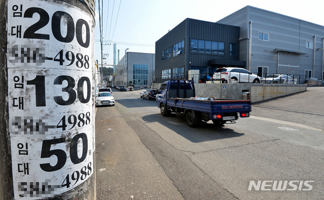 [대구=뉴시스] 이무열 기자 = 신종 코로나바이러스 감염증(코로나19) 여파로 경기 침체가 이어지고 있는 17일 대구 달서구 성서공단 곳곳에 '공장 임대'를 알리는 안내문이 붙어 있다. 2020.03.17.lmy@newsis.com