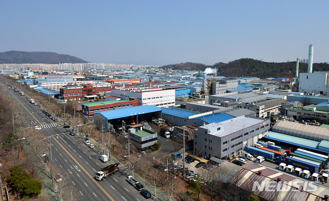 [대구=뉴시스] 이무열 기자 = 신종 코로나바이러스 감염증(코로나19) 여파로 경기 침체가 이어지고 있는 17일 대구 달서구 성서공단이 한산한 모습을 보이고 있다. 2020.03.17.lmy@newsis.com
