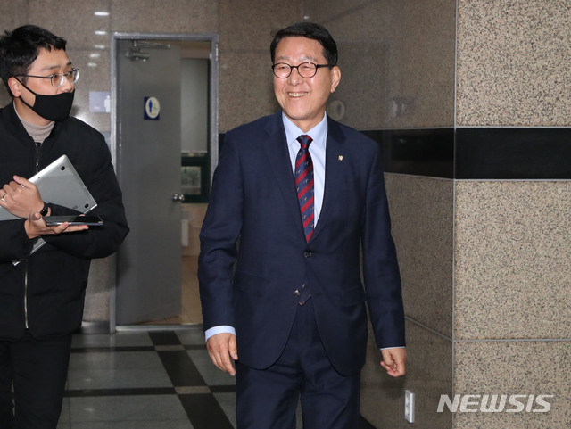 [서울=뉴시스] 김진아 기자 = 신창현 더불어민주당 의원이 17일 이해찬 대표와 오찬을 위해 서울 영등포구 여의도의 한 음식점으로 들어서고 있다. 2020.03.17.&nbsp; bluesoda@newsis.com