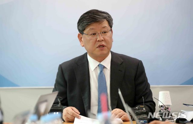 [서울=뉴시스]김선웅 기자 = 이용구 법무부 법무실장이 17일 서울 서초구 서울고검 내에 위치한 법무부 대변인실 사무실 의정관에서 법조계 전관특혜 근절 방안을 발표하고 있다. 법무부는 이날 브리핑에서 수임, 변론 단계, 법조 브로커 퇴출 방안, 검찰 수사단계, 징계 단계 등 영역에서 방안을 발표했다. 2020.03.17.&nbsp; mangusta@newsis.com