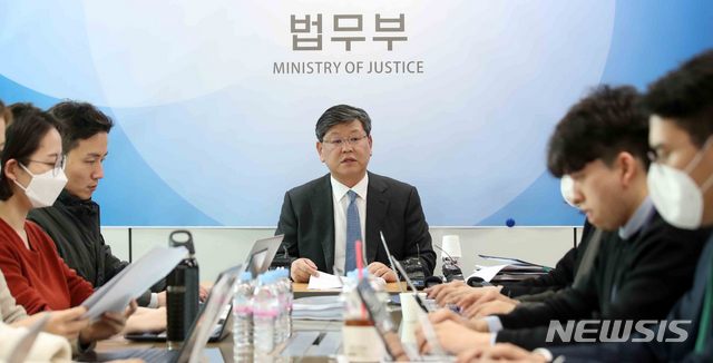 [서울=뉴시스]김선웅 기자 = 지난 3월17일 이용구 당시 법무부 법무실장이 서울 서초구 서울고검 내에 위치한 법무부 대변인실 사무실 의정관에서 법조계 전관특혜 근절 방안을 발표하고 있다. 2020.03.17. mangusta@newsis.com