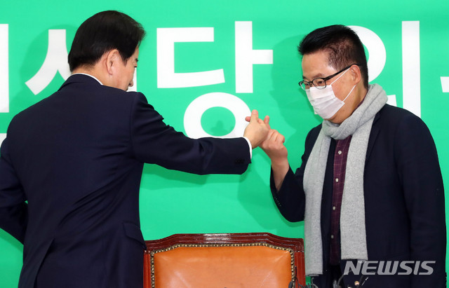 [서울=뉴시스] 장세영 기자 = 민생당 정동영(왼쪽) 의원과 박지원 의원이 3월17일 국회에서 열린 민생당 의원총회에 참석해 주먹인사를 하고 있다. 2020.03.17. photothink@newsis.com