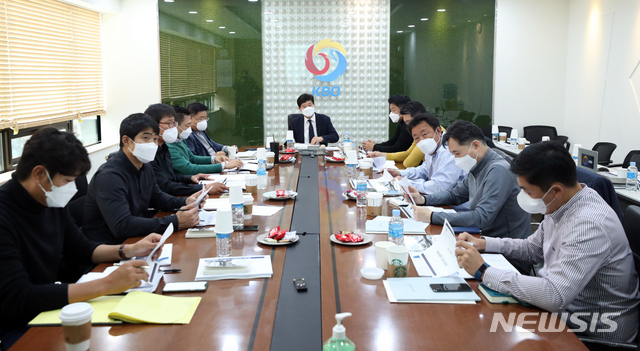 [서울=뉴시스]이윤청 기자 = 류대환 KBO 사무총장과 각 구단 단장들이 17일 오후 서울 강남구 한국야구회관에서 열린 KBO 코로나19 긴급 실행위원회에서 마스크를 쓰고 회의하고 있다. 2020.03.17. radiohead@newsis.com