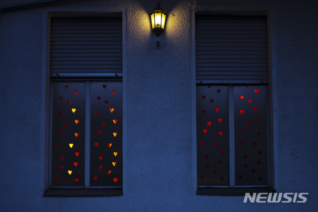 [베를린=AP/뉴시스]지난 13일 독일 베를린의 한 룸 사창가가 창문에 불을 환하게 밝히고 손님들을 기다리고 있다. 세계에서 가장 오래 된 직업 성매매도 신종 코로나바이러스 감염증(코로나19) 확산으로 직격탄을 맞아 손님들의 발길이 뚝 끊기면서 성 노동자들이 위기에 처했다. 2020.3.17