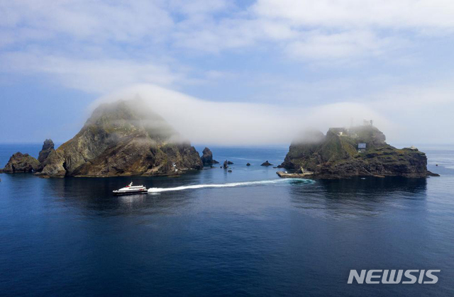 [서울=뉴시스]기상청(청장 김종석)은 17일 '제37회 기상기후사진 공모전' 수상작을 발표했다. 사진은 은상 수상작인 우태하 씨의 '구름모자 쓴 독도'. (사진=기상청 제공) 2020.03.17. photo@newsis.com