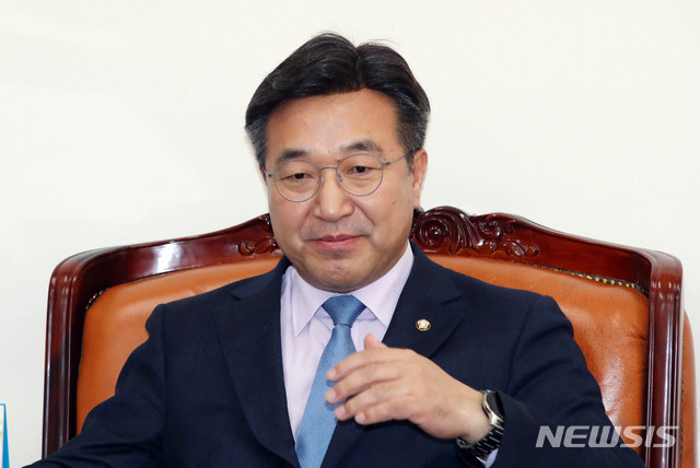 [서울=뉴시스] 장세영 기자 = 윤호중 더불어민주당 사무총장이 17일 서울 여의도 국회에서 비례대표연합정당에 관련해 취재진들에게 브리핑을 하고 있다. 2020.03.17.&nbsp; photothink@newsis.com